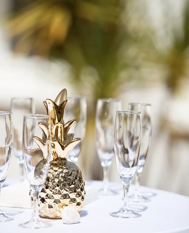 Ananas doré pour décorer la table à louer