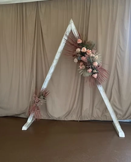 Arche triangulaire en bois avec composition florale